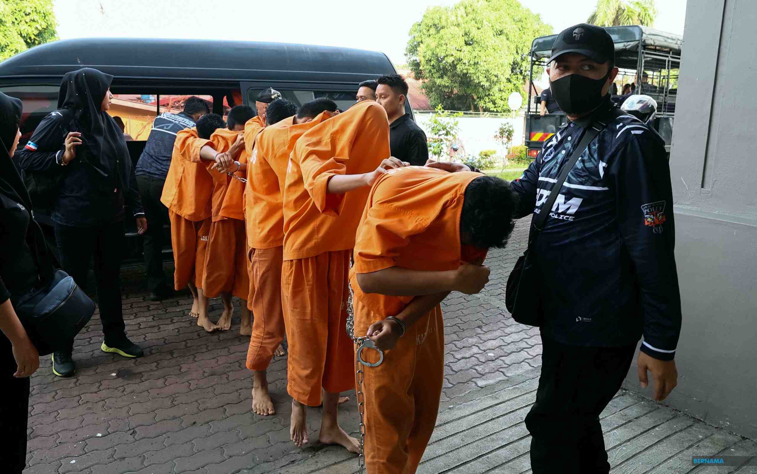 தொழிற்கல்லூரி மாணவனை அடித்து கொன்றதற்காக 13 நபர்கள் மீது குற்றச்சாட்டு