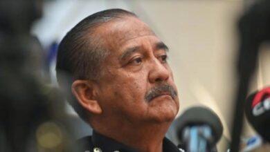 ரத்த வெள்ளத்தில் சடலமாக கிடந்த போலீஸ் மகள்