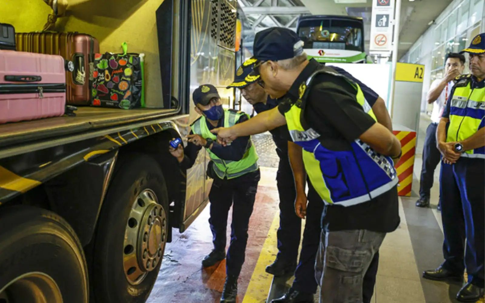 42 பேருந்துகள் சாலையில் நிறுத்தப்பட்டன