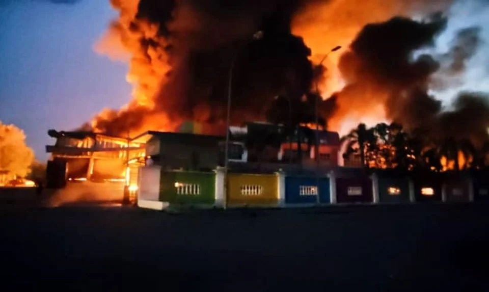 இரு சாயம் உற்பத்தி செய்யும் தொழிற்சாலையில் தீ விபத்து