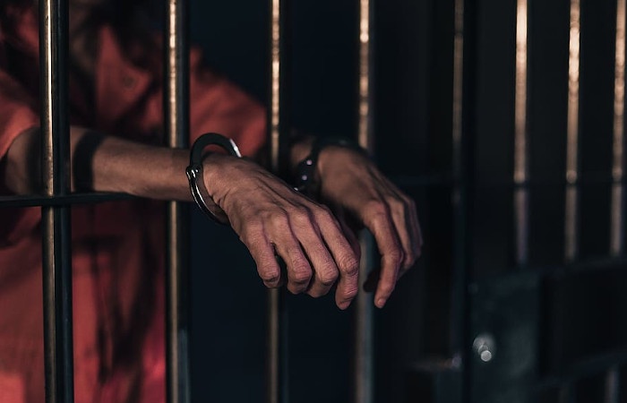 இரண்டு அதிகாரிகள் நாளை வரையில் ரிமாண்டில் நீடிக்கப்பட்டுள்ளனர்