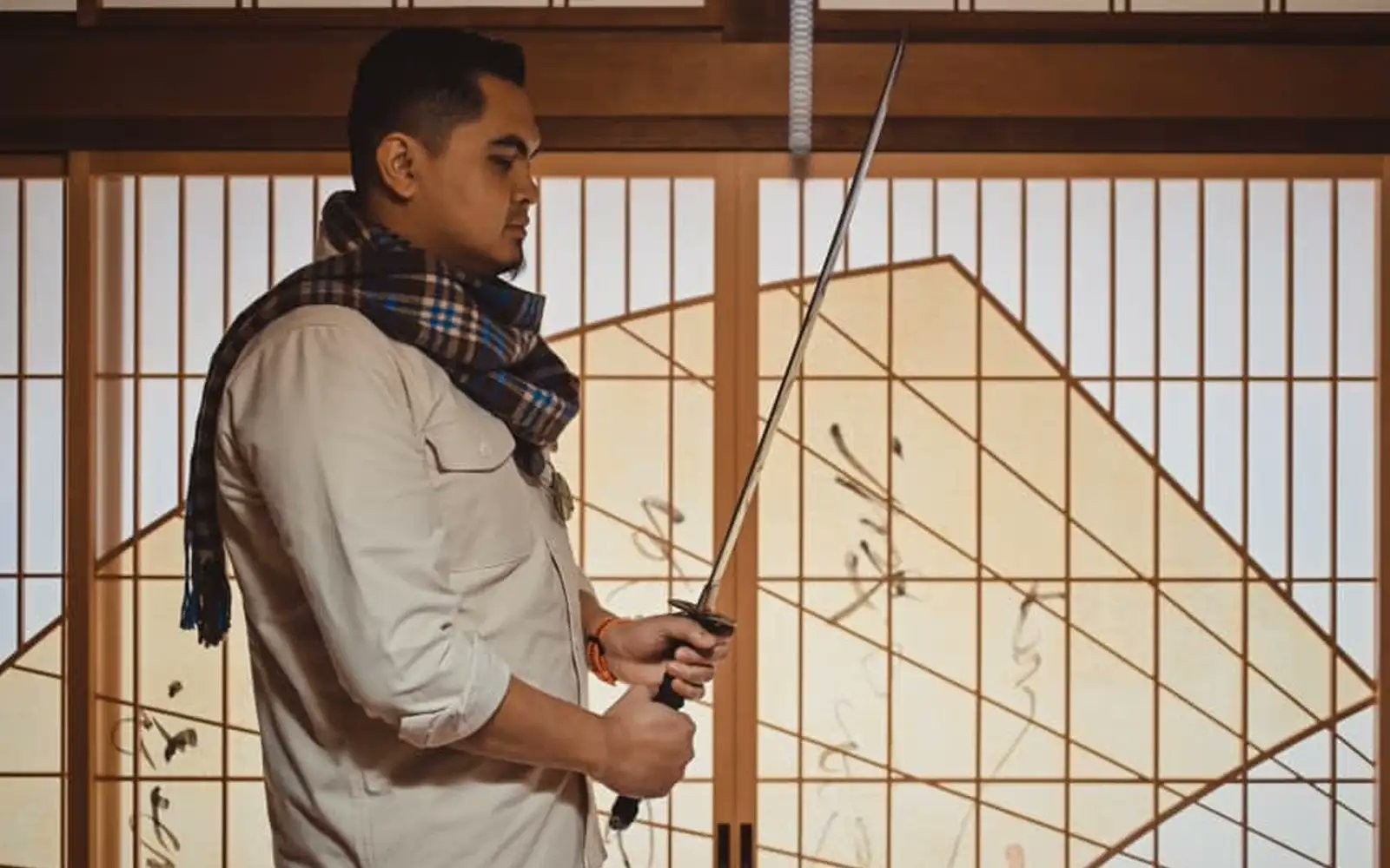 வாளுடன் காட்சிக்கொடுக்கும் அக்மாலுக்கு எதிராக போலீஸ் புகார் இல்லை