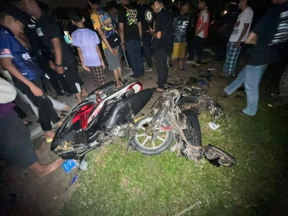 4 மோட்டார் சைக்கிள்கள் விபத்துக்குள்ளானதில் 2 மாணவர்கள் மரணம்