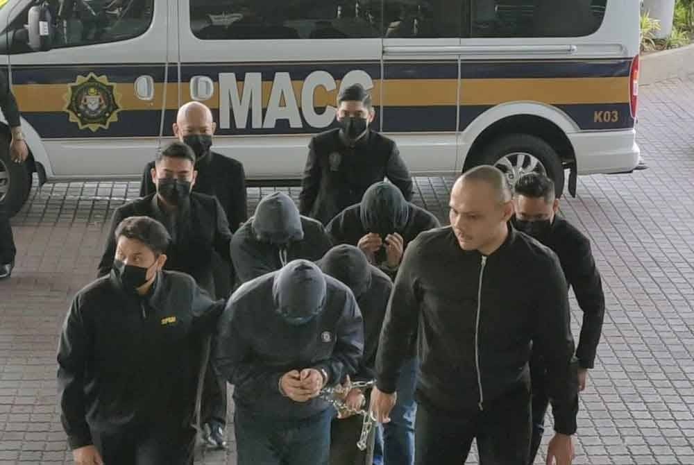 வரி ஏய்ப்புக்கு உடந்தையாக இருந்த மேலும் நால்வர் மீது குற்றச்சாட்டு