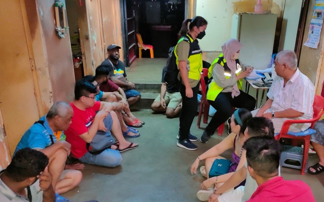 விபச்சார மையத்தில் 24 பேர் கைது