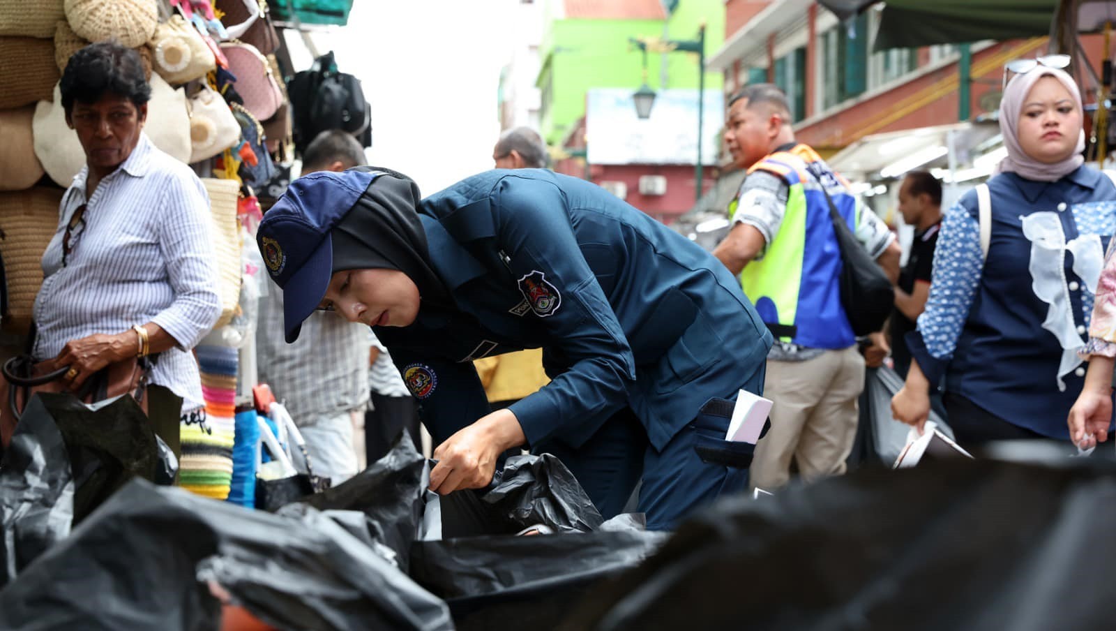 சோதனையில் அந்நிய வணிகர்கள் விற்கும் பொருட்கள் கைப்பற்றப்பட்டன