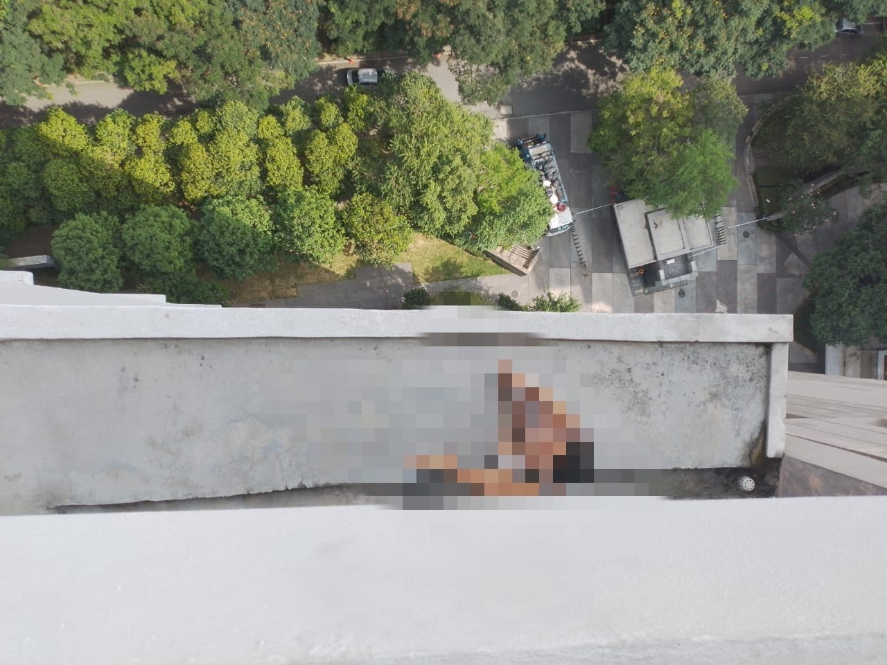 16 ஆவது மாடியிலிருந்து விழுந்த மூதாட்டி பாதுகாப்பாக மீட்கப்பட்டார்