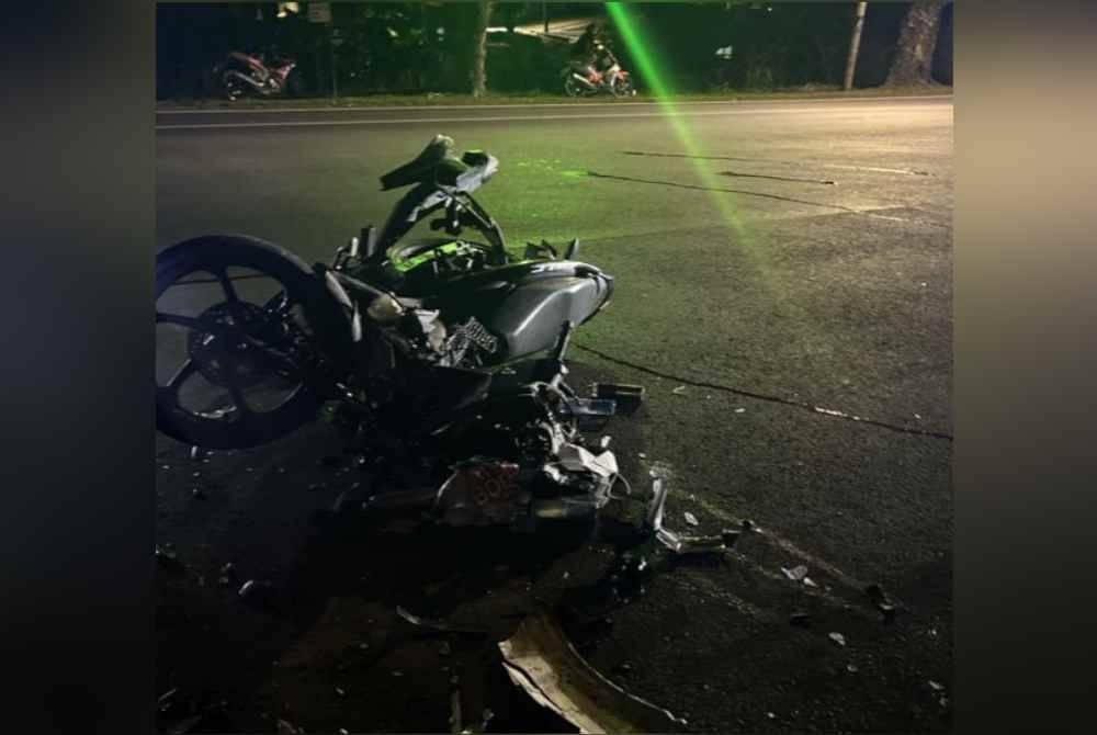 உயர் ஆற்றல் கொண்ட வாகனத்தை மோதி, உயர்கல்விக்கழக மாணவர் உயிரிழந்தார்.