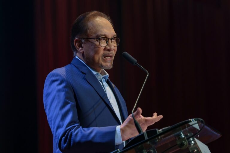 பொதுச்சேவை ஊழியர்களுக்கான சம்பள உயர்வு திட்டமிட்டப்படி அமலாக்கம் காணும்! பிரதமர் உத்தரவாதம்