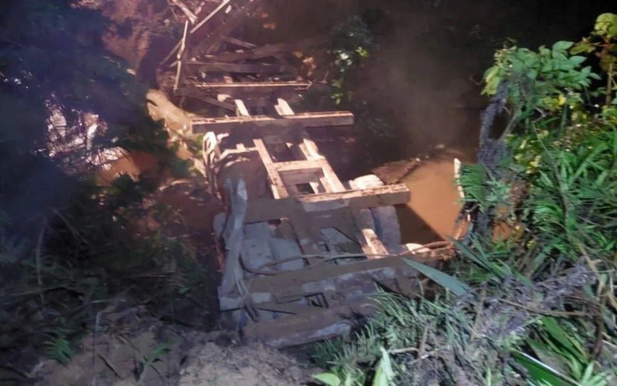 லாரி பள்ளத்தாக்கில் கவிழ்ந்ததில் இருவர் உயிரிழந்தனர்