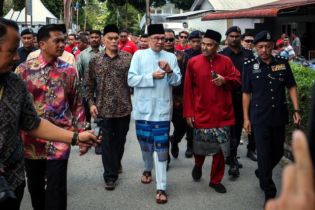 ஒவ்வொரு தலைவரும் ஒரு கிராமத்தை தத்தெடுக்க வேண்டும், வருகின்ற புதன்கிழமை அமைச்சரவையில் விவாதிக்கப்படும்