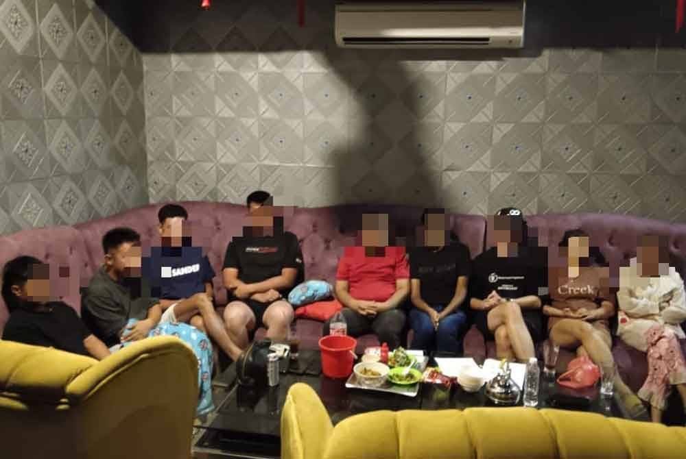 KARAOKE-வில் வாடிக்கையாளர் சேவையில் ஈடுபடும் பெண்கள்; போலீசின் சோதணையில் 36 பேர் கைது