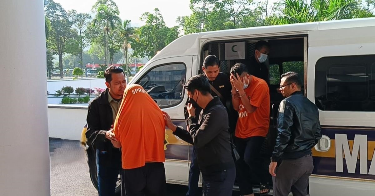 இரு சட்ட அமலாக்க அதிகாரிகள் ஏழு நாட்கள் தடுப்புக்காவல்