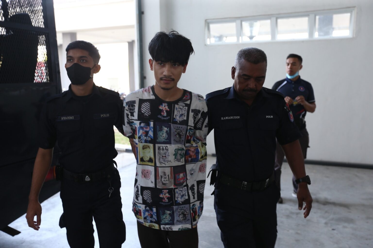 ஆயுதமேந்தி கொள்ளை அடித்ததாக முடிதிருத்தும் இளைஞன் மீது குற்றச்சாட்டு