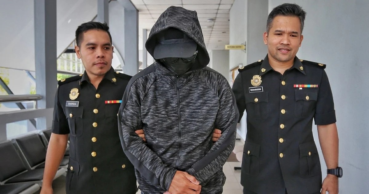 கையூட்டு பெற்றதாக குடிநுழைவு அதிகாரி மீது 10 குற்றச்சாட்டுகள்