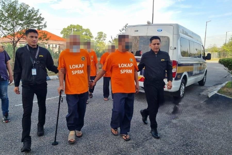 நால்வரை தடுப்பு காவலில் வைப்பதற்கு நீதிமன்றத்திற்கு அழைத்து வரப்பட்டனர்