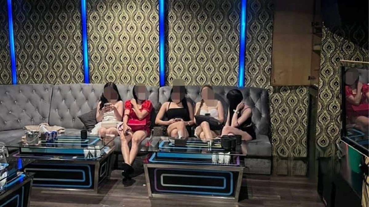 வாடிக்கையாளர்களுக்கு சேவையாற்றும் பெண்களின் செயல்பாடு அம்பலமானது