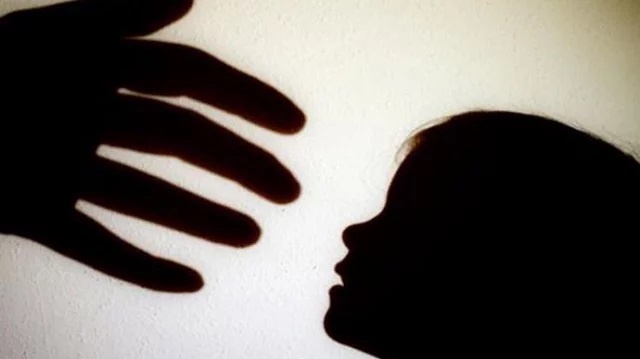 இரண்டு வயது குழந்தையை சித்ரவதை செய்ததாக நபர் ஒருவர் கைது