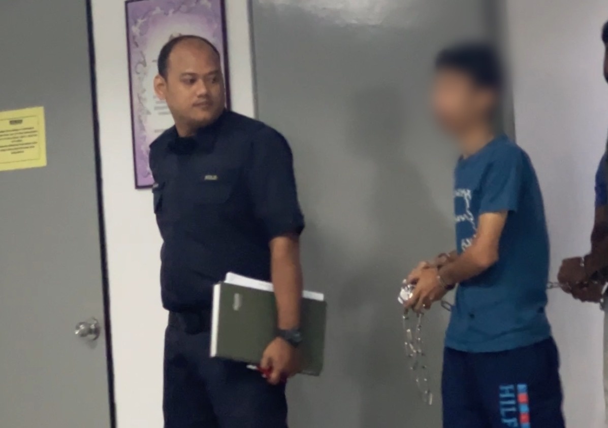 வளர்ப்பு மகளுடன் உடலுறவு கொண்டதாக குமாஸ்தா மீது குற்றச்சாட்டு