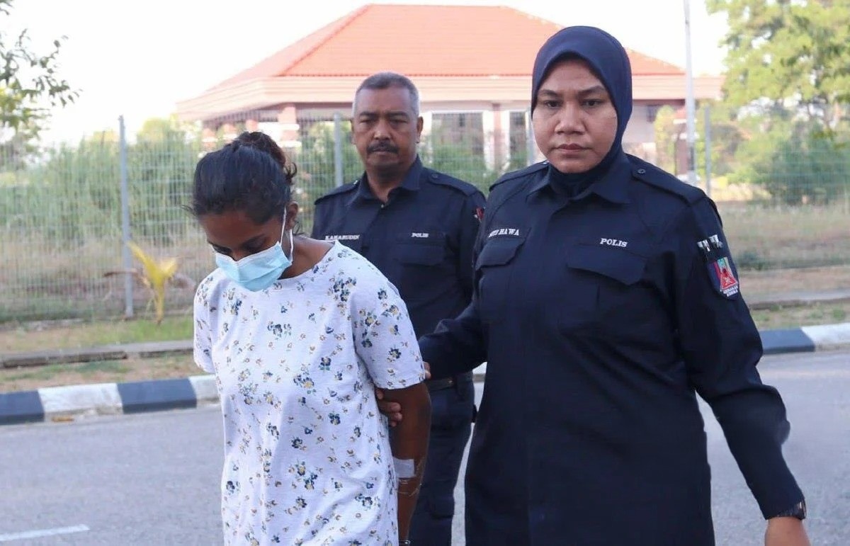 சக பல்கலைகழக மாணவி மீது எரிதிரவக வீச்சு, இந்திய மாணவி மீது குற்றச்சாட்டு