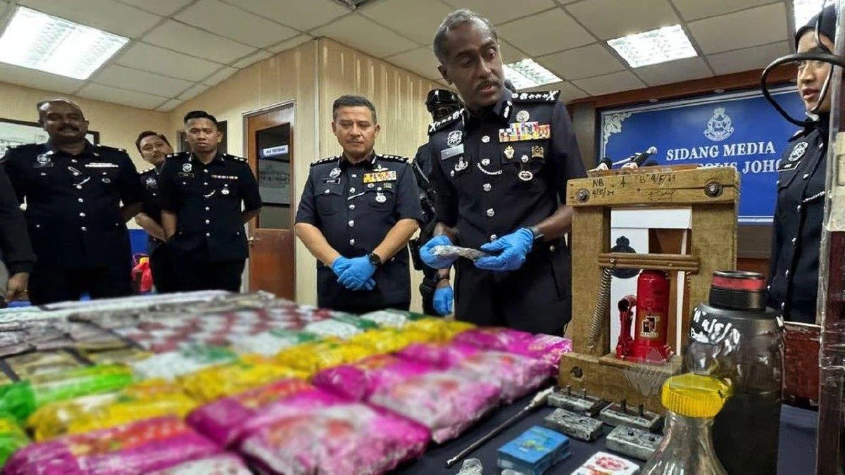 போதைப்பொருள் சோதனையில் ஒரு மூதாட்டி உட்பட நால்வர் கைது