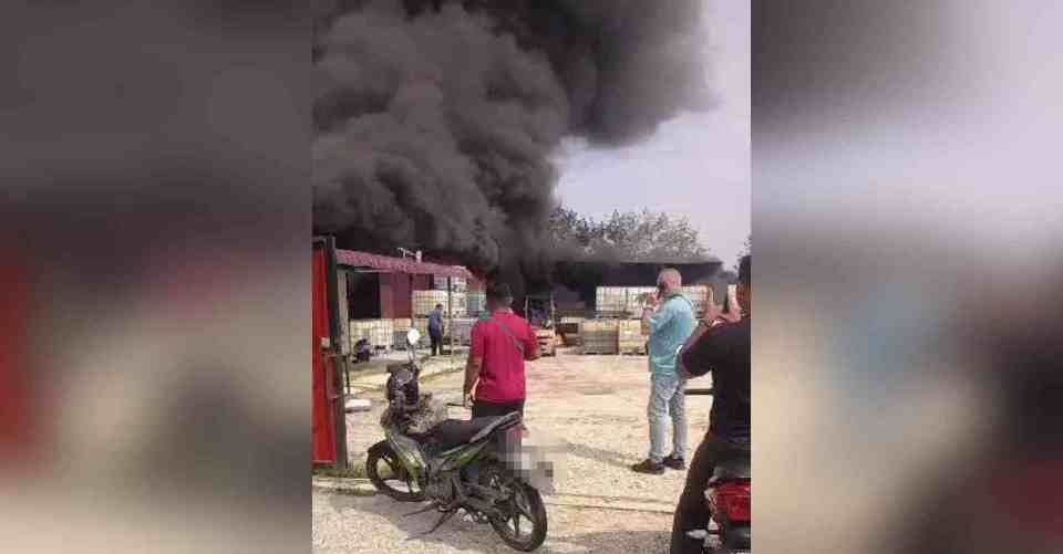 கருப்பு எண்ணெய் தயாரிப்பு தொழிற்சாலை தீயில் எரிந்தது