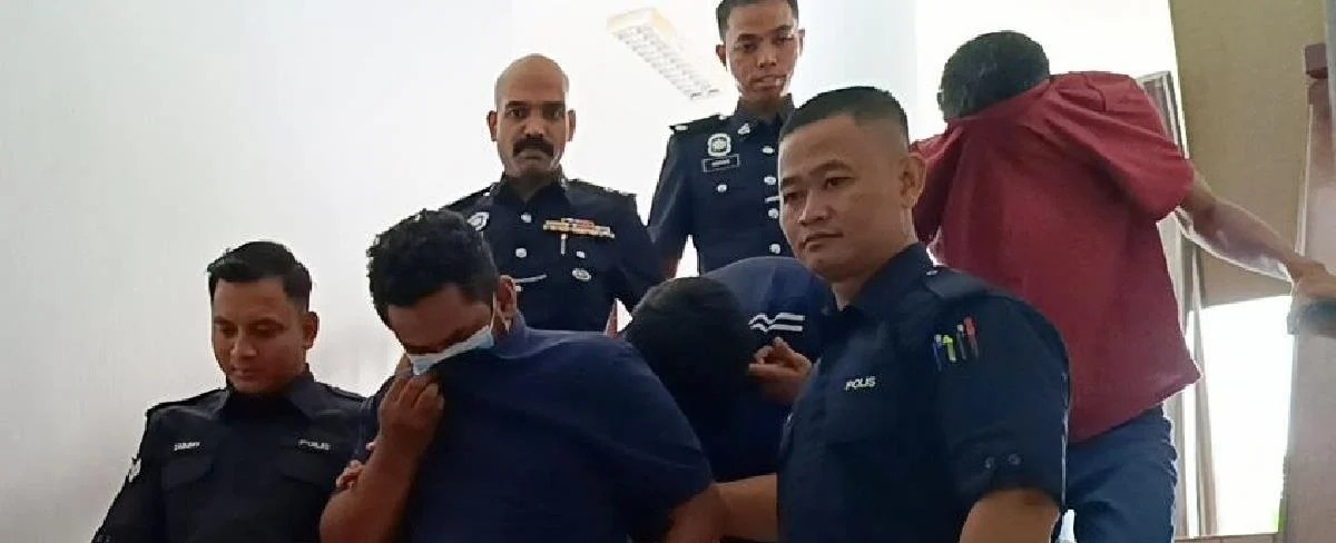 கொள்ளையிட்டதாக மூவர் மீது குற்றச்சாட்டு