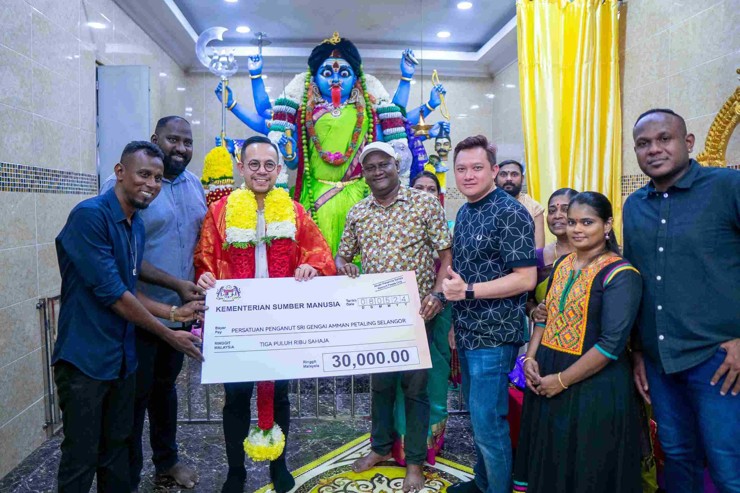 30 ஆயிரம் வெள்ளி நிதி உதவியை வழங்கினார் அமைச்சர்