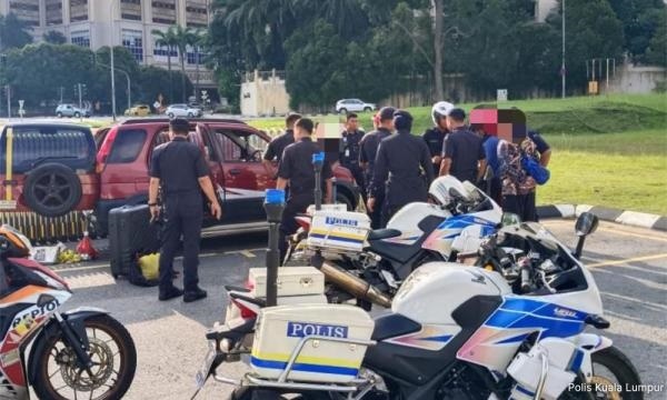 Istana Negara-விற்குள் நுழைய முயற்சித்த இரு ஆடவர்கள் கைது, வெட்டுக்கத்தியை கைப்பற்றினர் போலீசார்