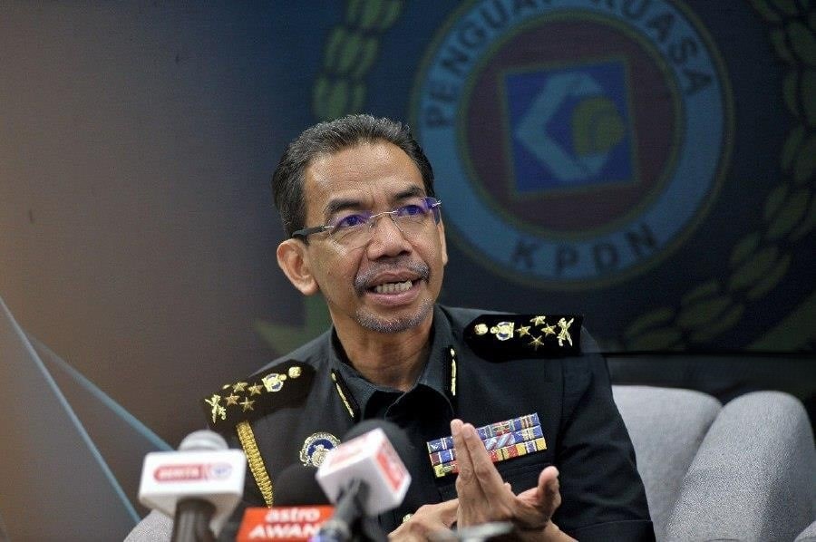 போலி வாகன கண்ணாடிகளை விற்பனை செய்த கடைகள் சோதனை