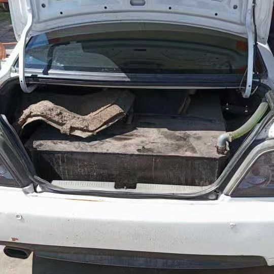 பெட்ரோலை கடத்தியதற்காக 2 ஊழியர்கள் கைது