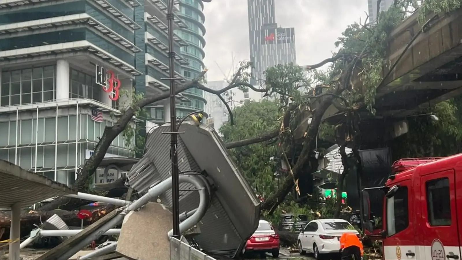 கோலாலம்பூர், ஜாலான் சுல்தான் இஸ்மாயில்- லில் ராட்ஷச மரம் வேரோடு பெயர்த்துக்கொண்டு சாய்ந்தது பல வாகனங்கள் சேதம்