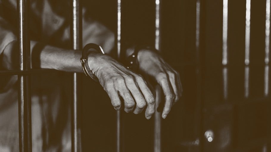 முன்னாள் போலீஸ் அதிகாரிக்கு 33 ஆண்டுகள் சிறை, பிரம்படி விதிக்கப்பட்டுள்ளது