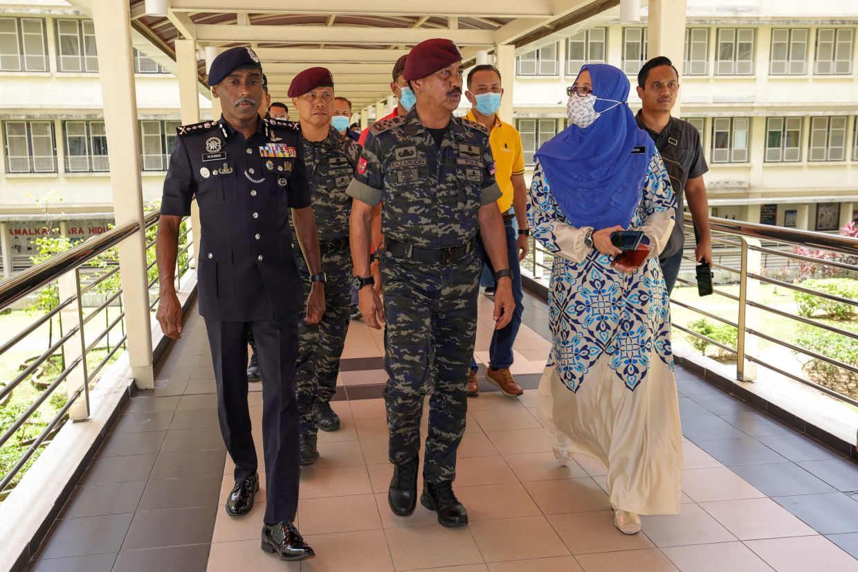 சொஸ்மாவின் கீழ் ஒரே குடும்பத்தைச் சேர்ந்த ஐவர்