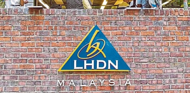 வெளிநாடுகளுக்கு செல்ல இரு அரசியல்வாதிகளுக்கு தடை அகற்றப்பட்டது