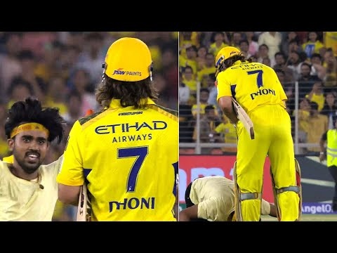 எம்.எஸ்.தோனி காலில் தலை வைத்து வணங்கிய ரசிகர்