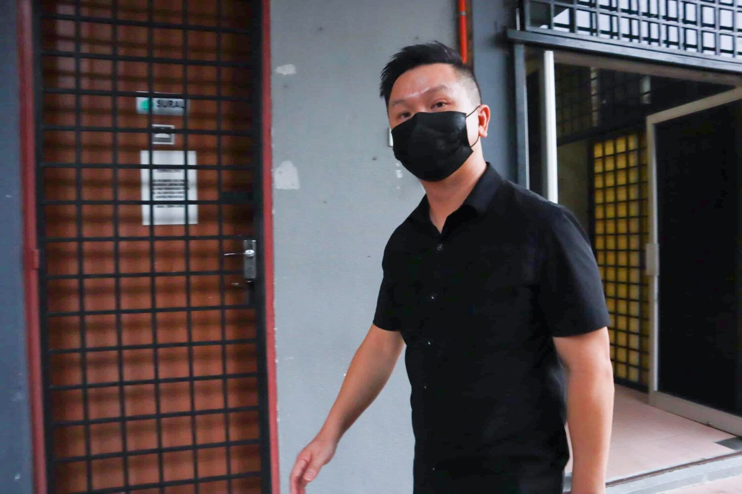 வெளிநாட்டவர்களுக்கு அனுமதியின்றி சம்பளம் செலுத்தியதாக உரிமையாளர் மீது குற்றச்சாட்டு