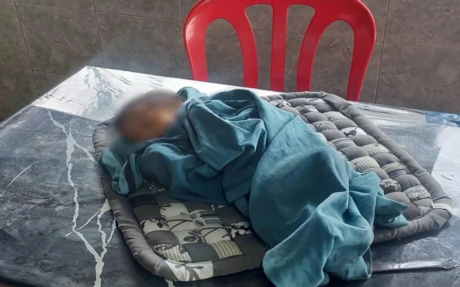 கோழிக்கடையில் கைவிடப்பட்ட சிசு