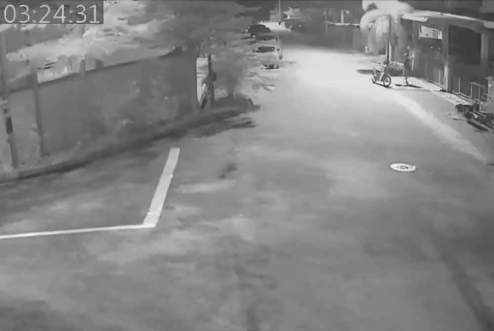 பெண்ணின் உள்ளாடைகளை திருடும் நபரை போலீசார் தேடி வருதல்