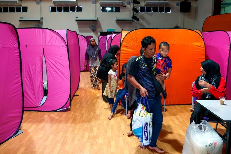 100 பேர் இன்னும் நிவாரண மையங்களில் வைக்கப்பட்டுள்ளனர்