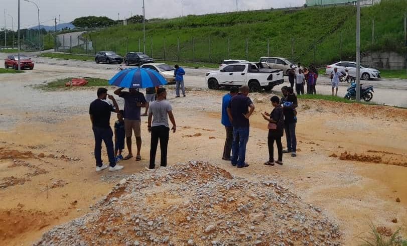 பள்ளிக்கு ஒதுக்கப்பட்ட 6 ஏக்கர் நிலத்தை மக்கள் பார்வையிட்டனர்