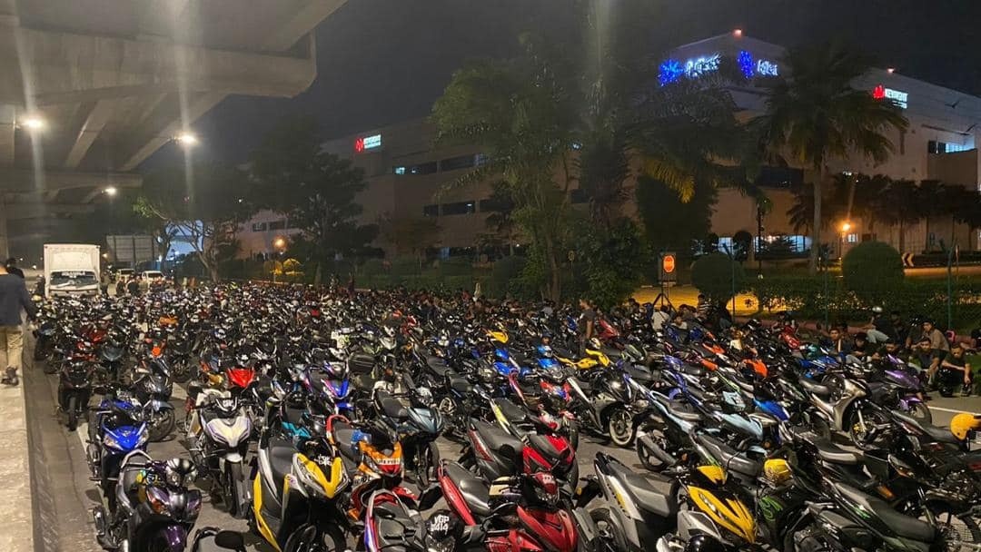 சாலையில் அடாவடித்தனம்; 65 மோட்டார்சைக்கிள் பறிமுதல் செய்யப்பட்டன.