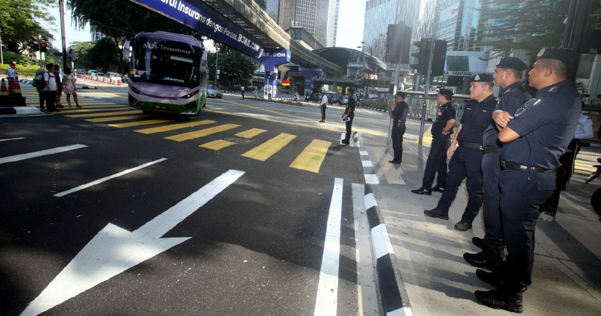 போக்குவரத்து நெரிசலை கட்டுப்படுத்த 20 போலீஸ் அதிகாரிகள் நியமிக்கப்பட்டிருகின்றனர்