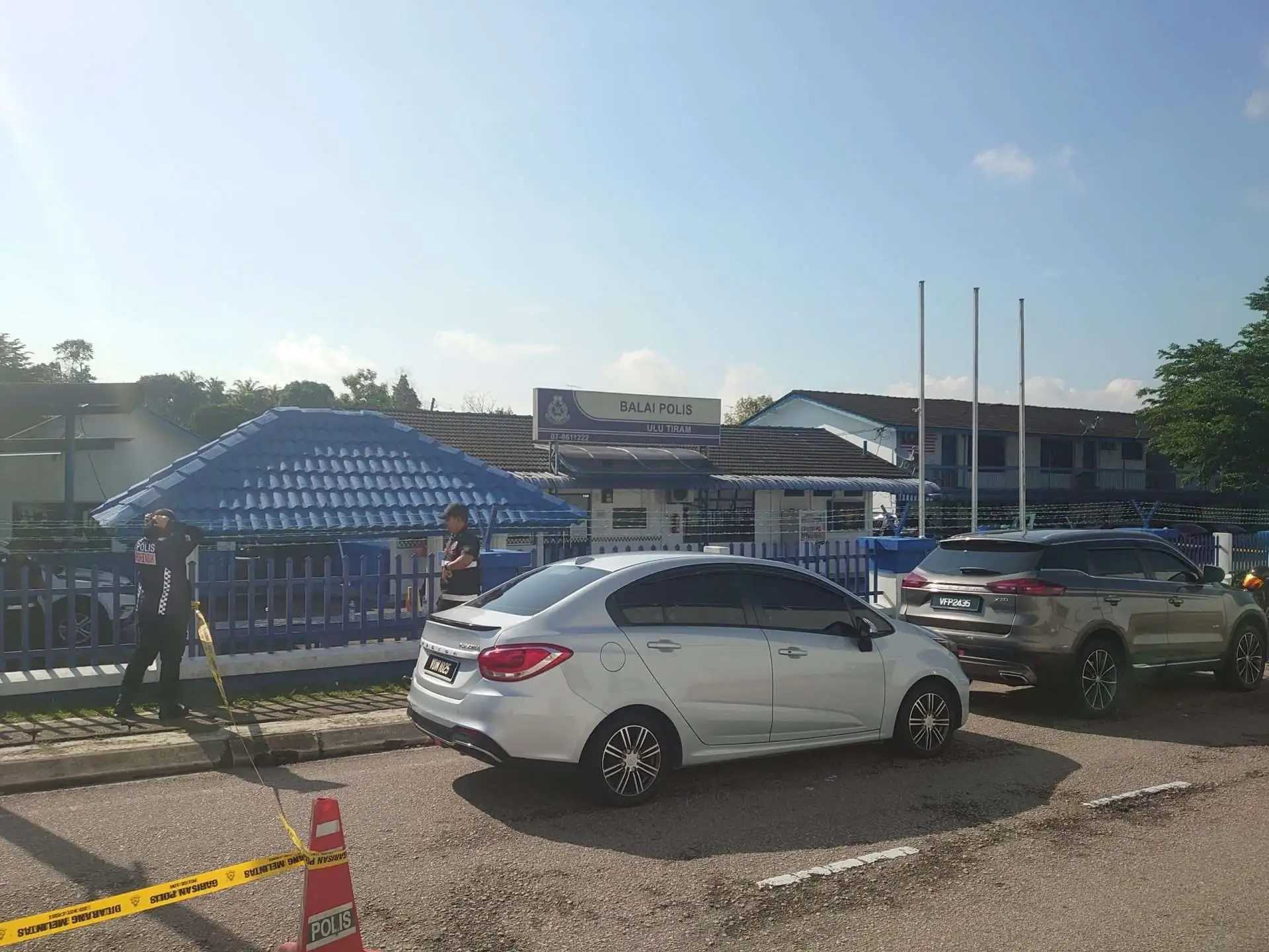 ஜொகூர்-ரில் நிகழ்ந்த பரபரப்பான சம்பவம்; உலு திராம் போலீஸ் நிலையத்தினுள் நுழைந்து, இரு போலீஸ்க்காரர்களைக் கொன்ற முகமூடி அணிந்த ஆடவர் சுட்டுக்கொல்லப்பட்டார்.