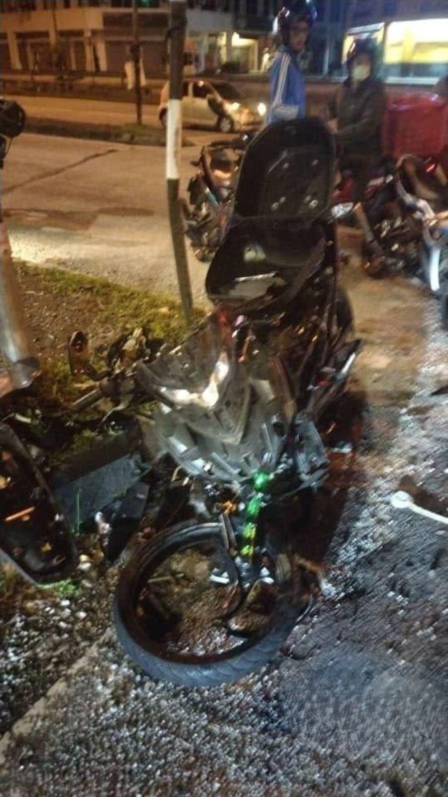 விபத்தில் போலீஸ் அதிகாரி உயிரிழந்தார்