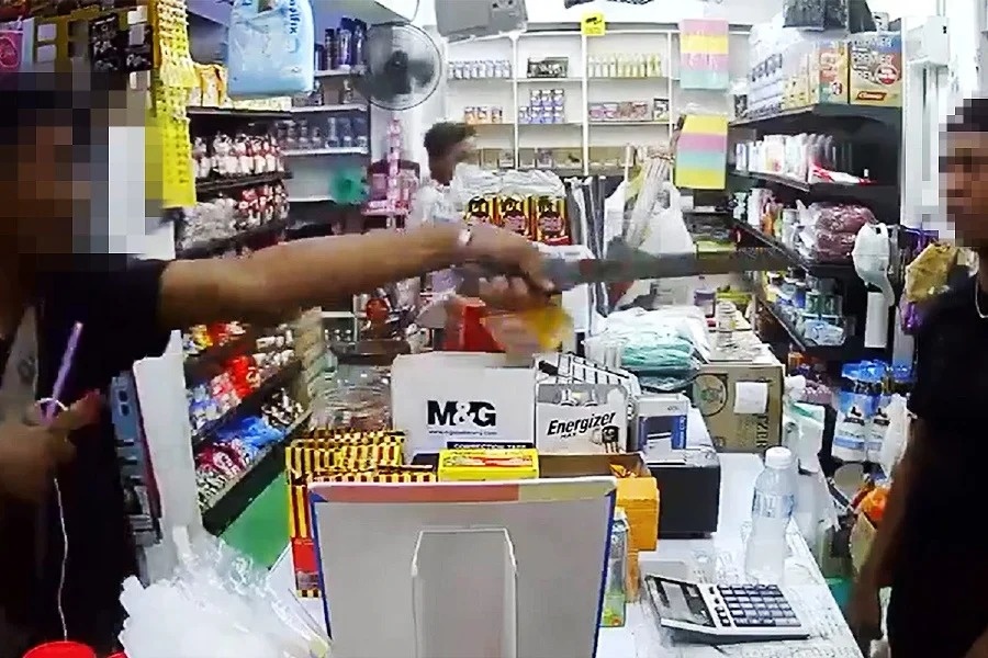 பல்பொருள் உரிமையாளர் ஒருவர் அச்சுறுத்தலுக்கு ஆளாகினார்