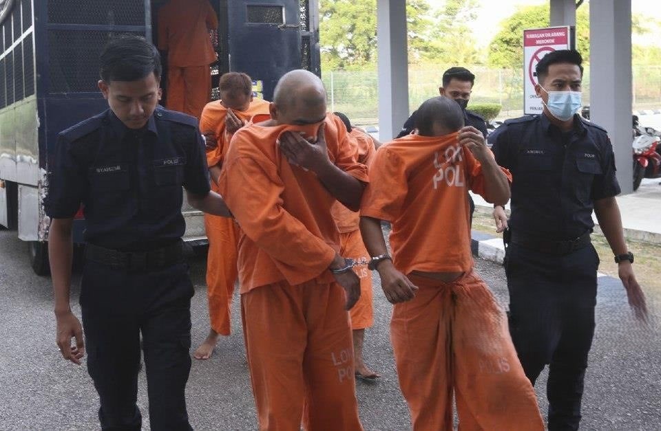 போலீஸ் போல் நடித்து, 8 வெளிநாட்டினரிடம் கொள்ளை; பொதுச்சேவை ஊழியர் உள்பட 4 ஆடவர்கள் கைது!