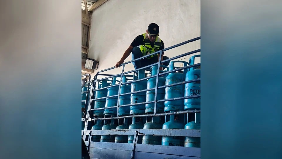 வெ.23,000 மதிப்பிலான பெட்ரோலிய எரிவாயு கலன்கள் பறிமுதல்