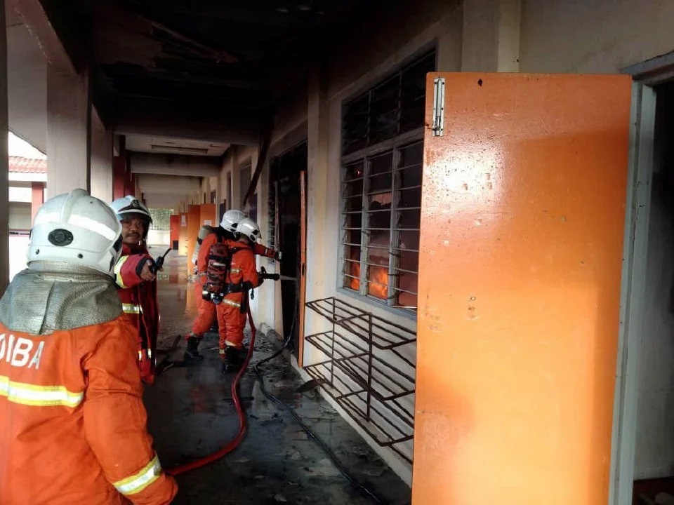 இரண்டு தங்கும் விடுதியின் அறைகள் தீயில் நாசமாகின