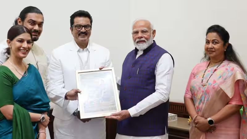 வரலட்சுமி திருமணம்; குடும்பத்துடன் நேரில் சென்று பிரதமர் மோடிக்கு அழைப்பு விடுத்த சரத்குமார் போட்டோஸ்